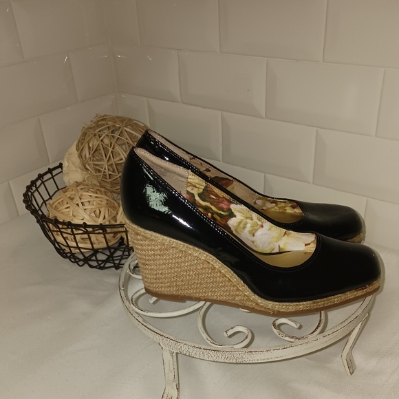 Anne Klein Black Patent Leather Round Toe Wedges. Size 6M - Picture 2 of 5
